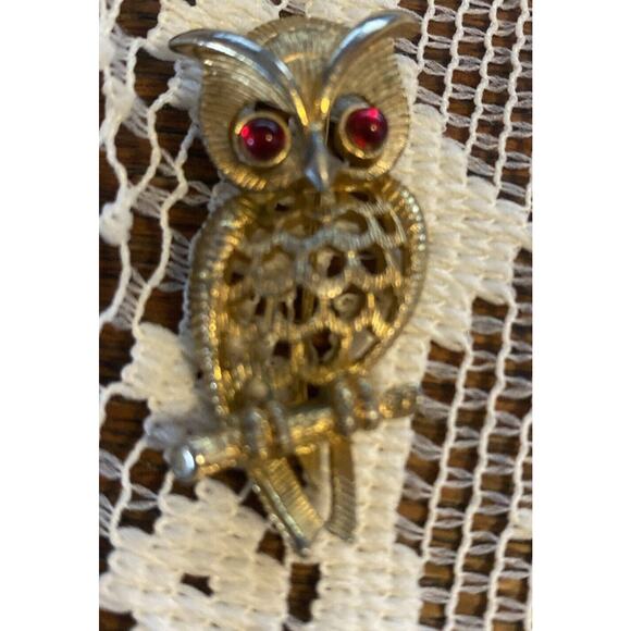Vintage Signed Avon Horned Owl Red Cabochon Eyes Gold Tone Metal Brooch Pin - Picture 1 of 5